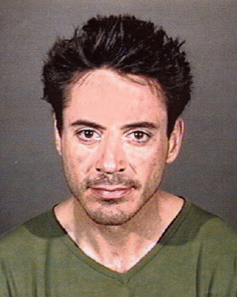 En 1999 Downey fue arrestado y
<b>pasó cerca de un año en un centro de tratamiento y prisión estatal de California</b> después de varias violaciones de libertad condicional asociadas con cargos relacionados con las drogas.