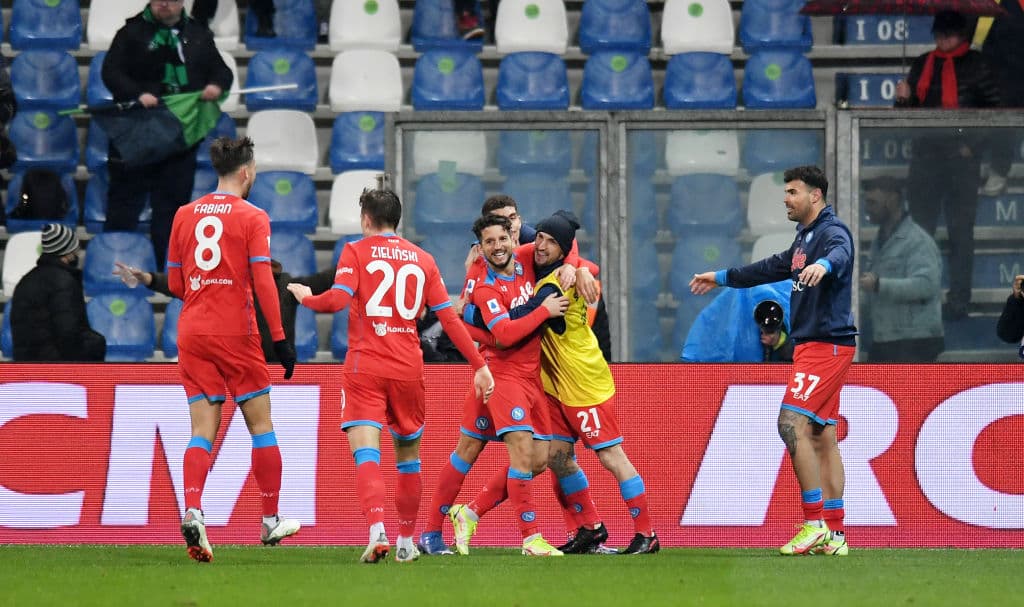 Sassuolo logra empatarle al Napoli 2-2 durante la 15va fecha en la Serie A. Scamacca y Ferrari anotaron para los locales, mientras que Fabián Ruiz Peña y Dries Mertens para los 'azurri'; Hirving Lozano fue titular durante el encuentro.