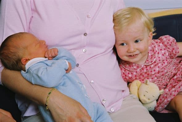Elisabeth de Bélgica es la heredera al trono de su padre, Felipe, el rey de los Belgas. Tiene 12 años y es la mayor de cuatro hermanos.Además de su formación real, asiste al colegio y toma clases de danza. Sus padres han procurado que su vida pública sea limitada, sin embargo toma su papel ocasionalmente y siempre deja una buena impresión.Comparte mucho tiempo con sus padres y hermanos en actividades muy familiares.