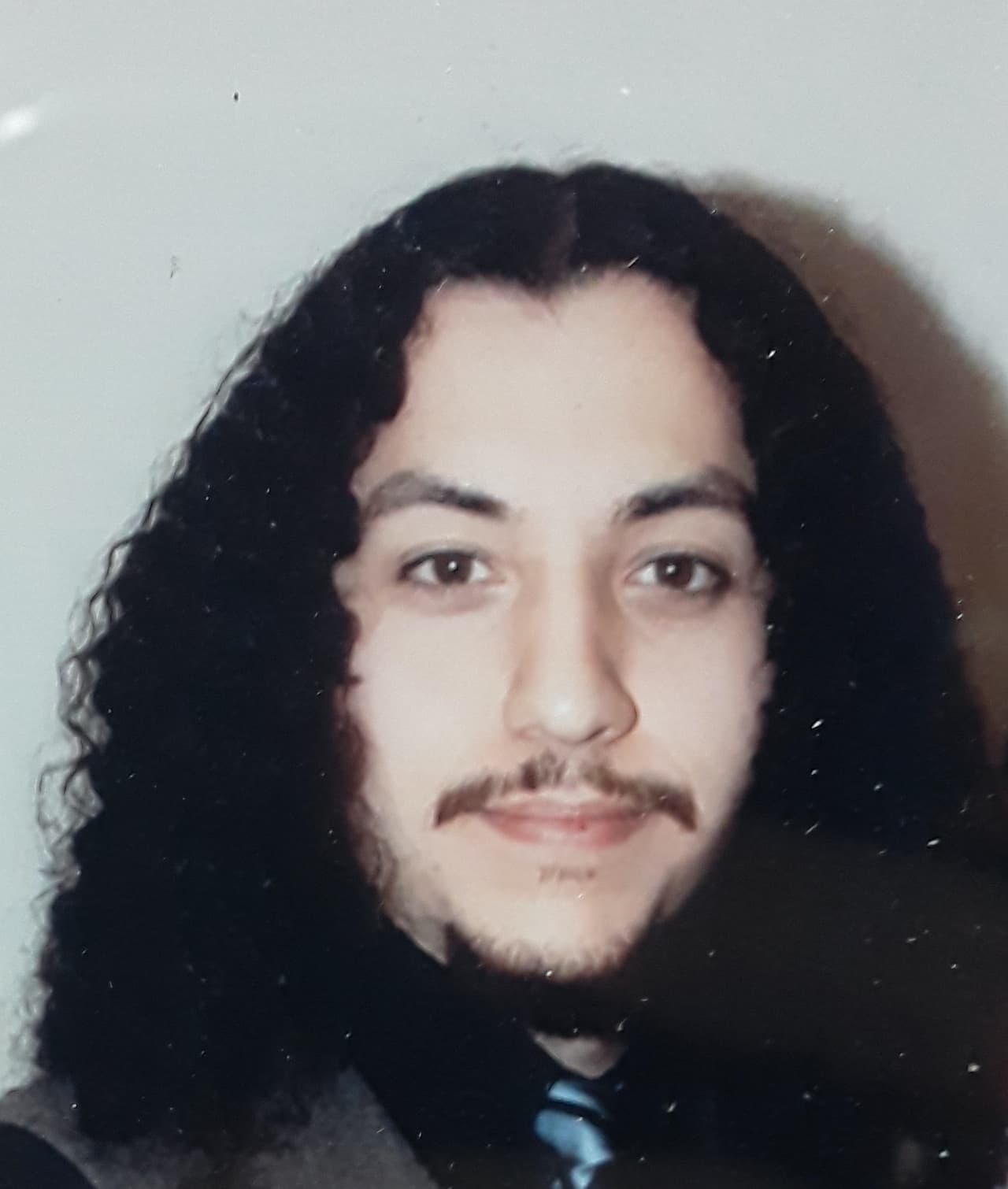 <a href="https://www.hermanaguirre.org" target="_blank">Herman Aguirre</a> es un artista mexicano-estadounidense nacido y criado al sur de Chicago, donde sigue viviendo y trabajando. Estudió en School of the 
<a href="https://www.artic.edu/" target="_blank">Art Institute of Chicago</a>, donde actualmente es profesor en el Departamento de Pintura y Dibujo. Si trabajo que ha exhibido en varias galerías y ferias de arte en todo Estados Unidos. Dando clic aquí puedes ver “
<a href="https://abattoirgallery.com/herman-aguirre%3A-ocultos" target="_blank">Ocultos</a>” que se exhibe actualmente en 
<a href="https://abattoirgallery.com/" target="_blank">Abattoir Gallery</a>.