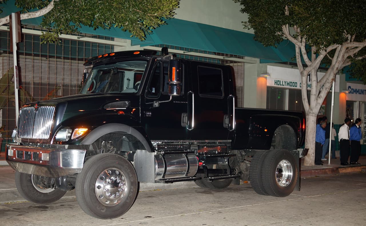 Varias veces fue captado conduciendo su camión en Los Ángeles, el cual gracias a su
<b> motor diesel ofrecía 220 caballos de fuerza </b>y un gran torque de 550 libras pie a partir de las 1,400 rpm.