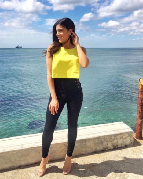 El amarillo es un tono cálido y llamativo por eso hay que saber cómo combinarlo, tal y como lo hizo Francisca en este caso con el negro.