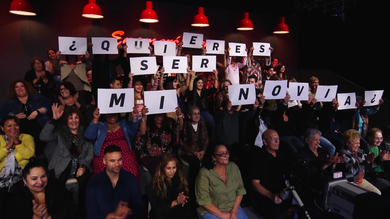 Las personas que acudieron esa noche al set levantaron varias cartulinas que juntas construían una frase llena de amor e ilusión: "¿Quieres ser mi novia?".