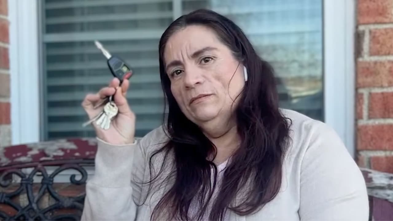 Eva Herrera posa junto a las llaves de su camioneta, luego de que un mecánico se la llevara tras un presunto desacuerdo con los pagos.