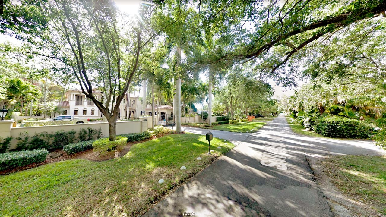 <b>Florida: Pinecrest. Población: 19,272. Ingreso promedio de un hogar: $130,900. </b>Considerado uno de los lugares más ricos en Estados Unidos, es una de las zonas de los suburbios de Miami justo al lado de la Bahía de Biscayne. Entre los adultos de 25 años y mayores, el 61.7% tiene al menos un título de licenciatura. En todo el estado, solo el 27.9% de los adultos terminaron la universidad.