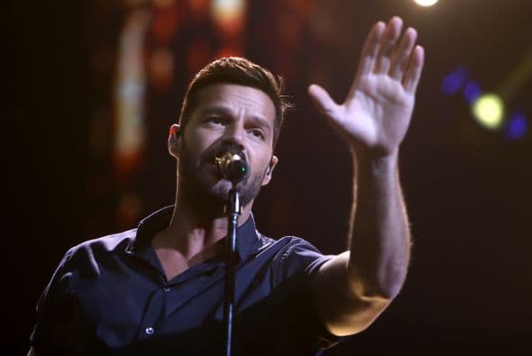 Nos deleitará con el tema 'Disparo al Corazón'.