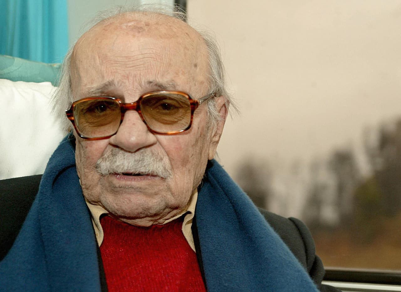 Sábato nació en Argentina en 1911. Su primera vocación fue la ciencia y llegó más tarde a las letras, casi en paralelo a su compromiso político con el Partido Comunista. El desengaño del comunismo, su renuncia, fue fruto de una lucha interna que supuso para el escritor una crisis vital. Sufriría dos más, una incluso lo sumió en la idea del suicidio, que finalmente no materializó.