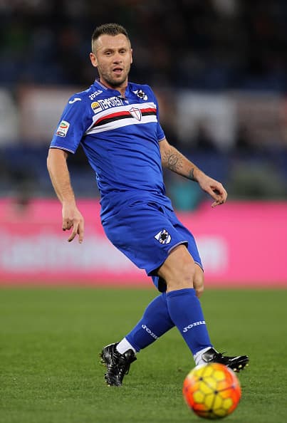 Antonio Cassano se desmayó en un aeuropuerto y se le diagnosticó una isquemia cerebral causada por un problema en el corazón pero fue operado con éxito y continúo sin problema con su trayectoria.