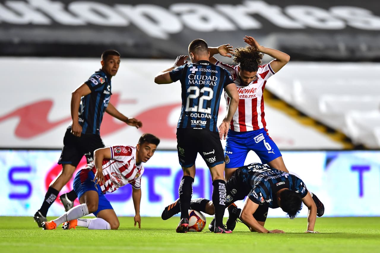 Querétaro y Chivas empatan 2-2 en La Corregidora y se conforman con un puntos. Ambos equipos se quedan con 11 puntos, pero Chivas ese sitúa en la décimo lugar mientras que los Gallos se quedan con la doceava posición.