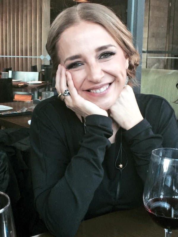 Nació un 30 de julio de 1964 Minatitlán, Veracruz, México. Sí, a sus 52 años se ve guapísima y como lo adivinaste, es del signo Leo.