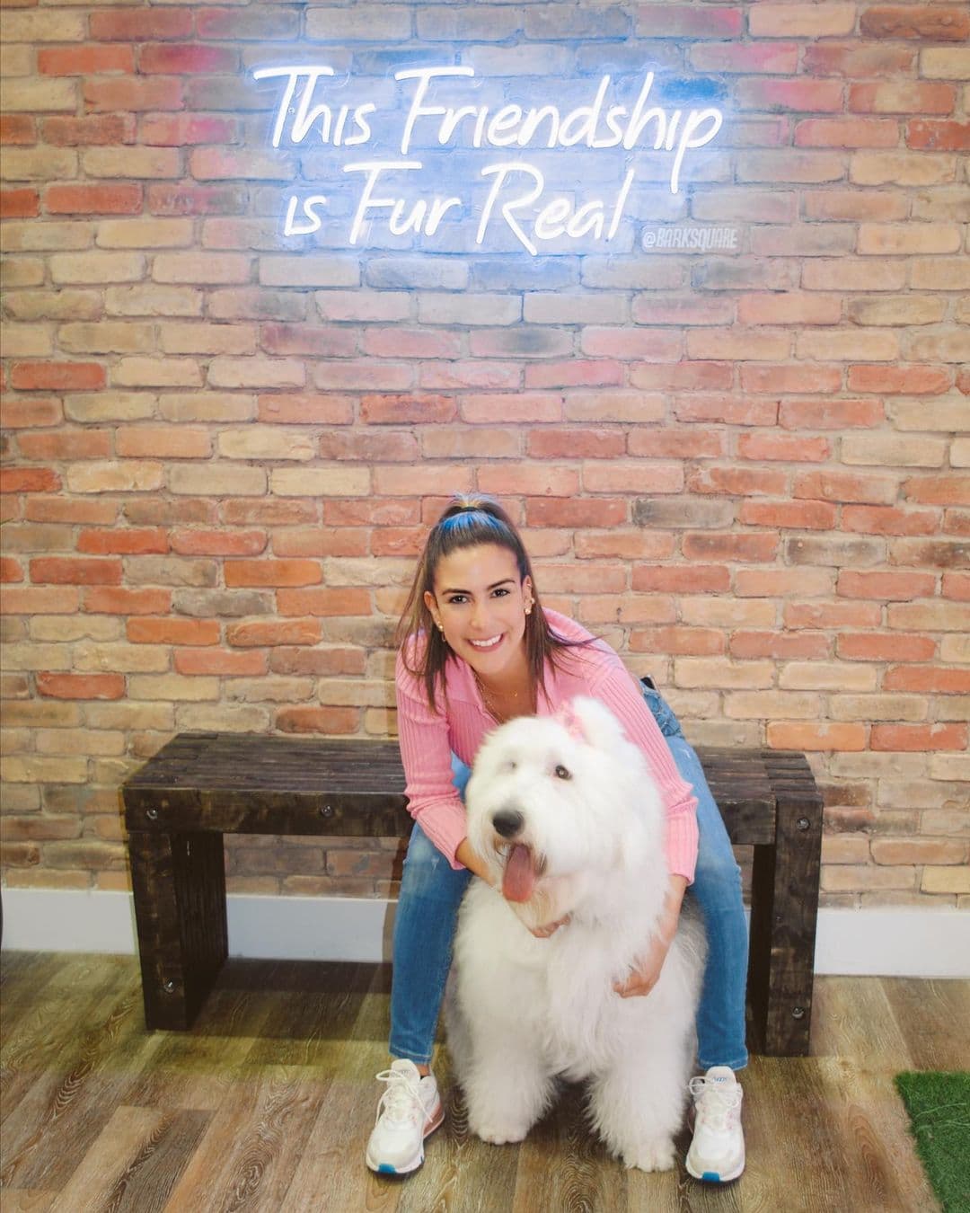 También es amante de los animales. Ella y su perrita Luna son inseparables.