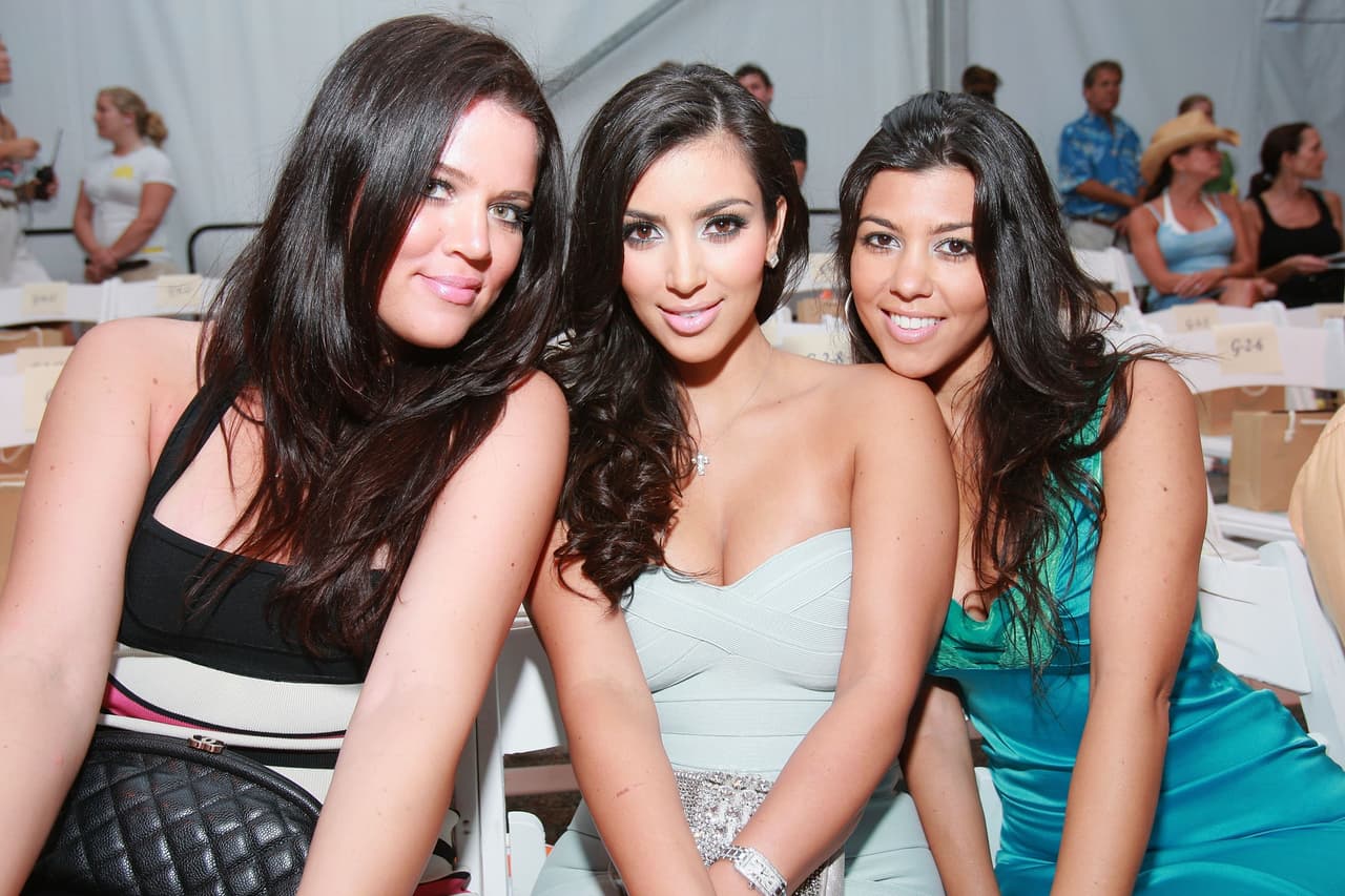 Sus hermanas son Kourtney Mary, Kimberly Noel y Robert Arthur Kardashian.