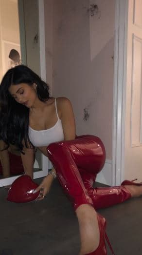 Kylie Jenner no pasó por alto la fecha y también se sumó a la conmemoración junto a su pequeña hija Stormi.