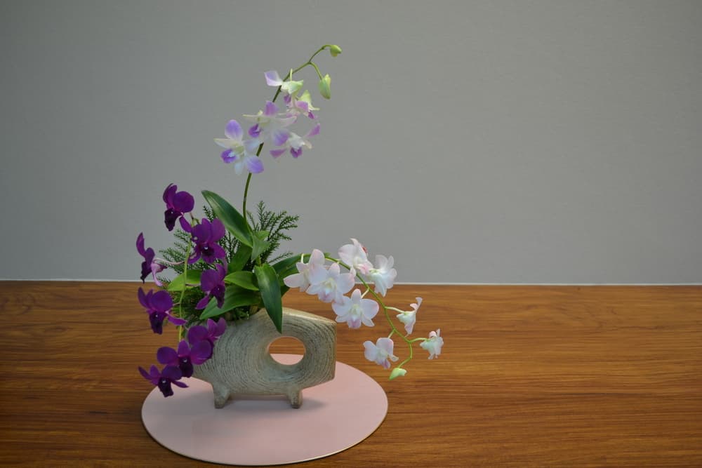 <b>Los signos de Fuego (Aries, Leo y Sagitario)</b>
<br>Crea un ambiente ordenado y armónico en el hogar con adornos florales al estilo japonés llamado Ikebana, que representa el respeto hacia la naturaleza profundamente arraigado en la cultura japonesa, una disciplina basada en una forma de vivir en comunicación con las estaciones, y la representación de nuestro estado de conciencia.