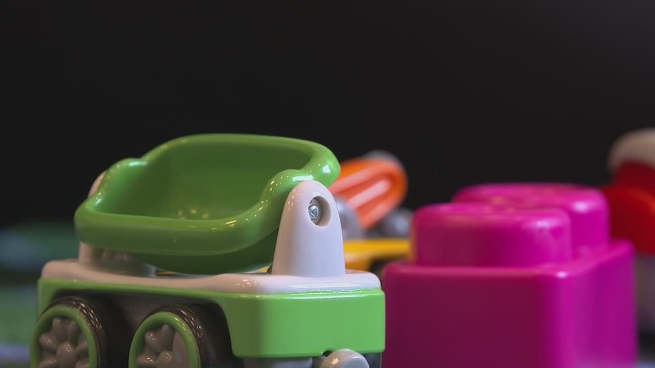 California demanda al gobierno federal por congelación de fondos para cuidado infantil