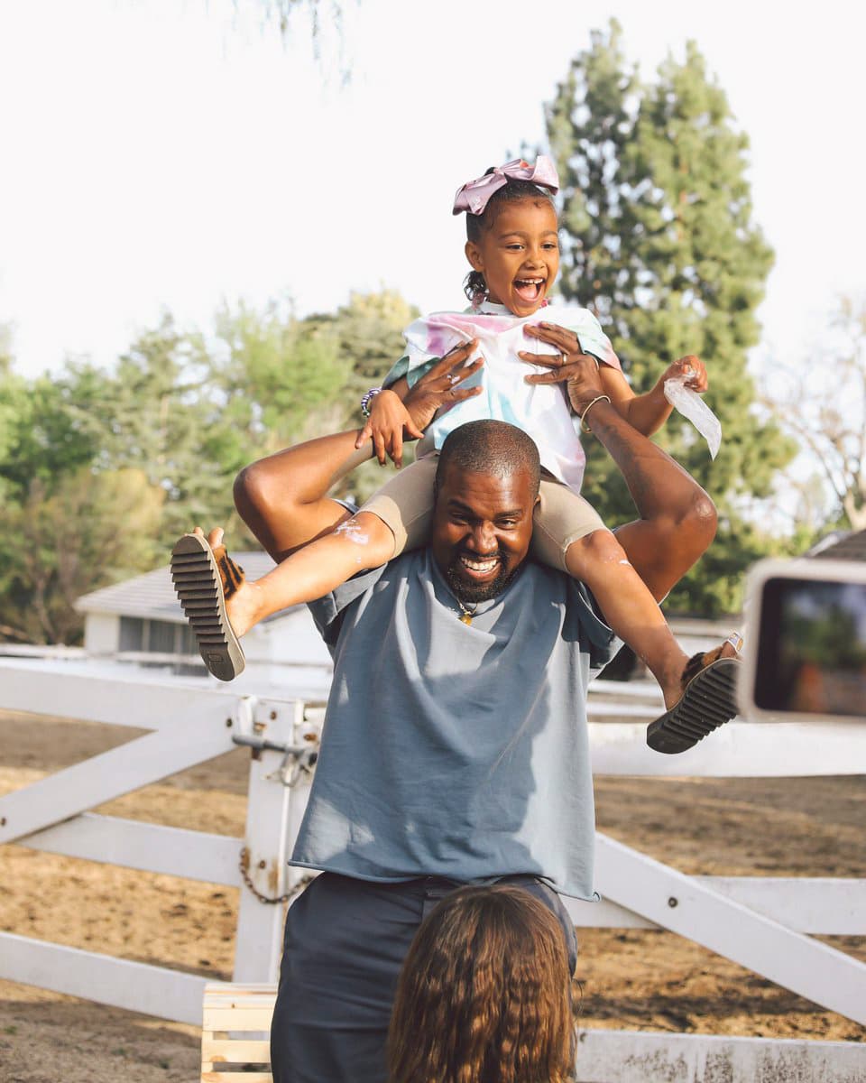 La celebridad también usó su feed de Instagram para felicitarlo.