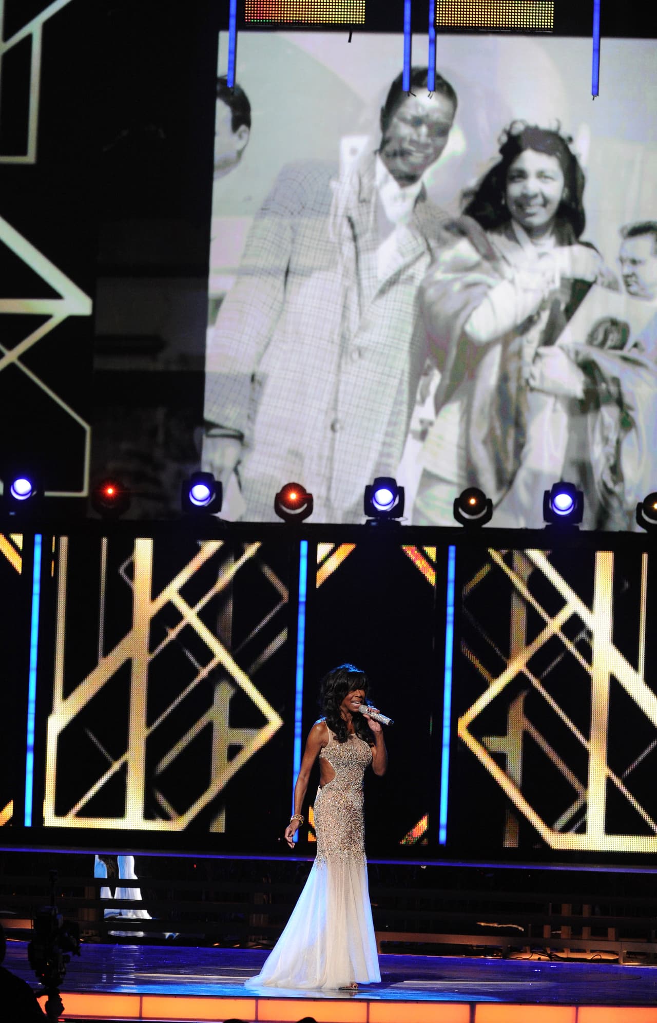 Natalie Cole en un dueto montado con la voz de Nat 'King' Cole para interpretar el tema 'Acércate más'; un momento que quedará para el recuerdo de Latin GRAMMY.