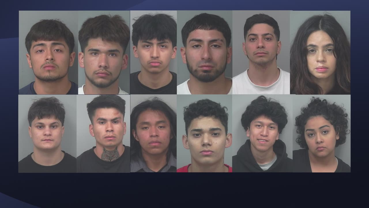 La Policía del condado Gwinnett 
<a href="https://www.univision.com/local/atlanta-wuvg/gwinnett-carreras-ilegales-arresto-88-fotos" target="_blank">arrestó a 88 personas</a> por participar en carreras ilegales este domingo. Entre los arrestados, se encontraron decenas de jóvenes hispanos, quienes enfrentarán cargos por organizar el evento.