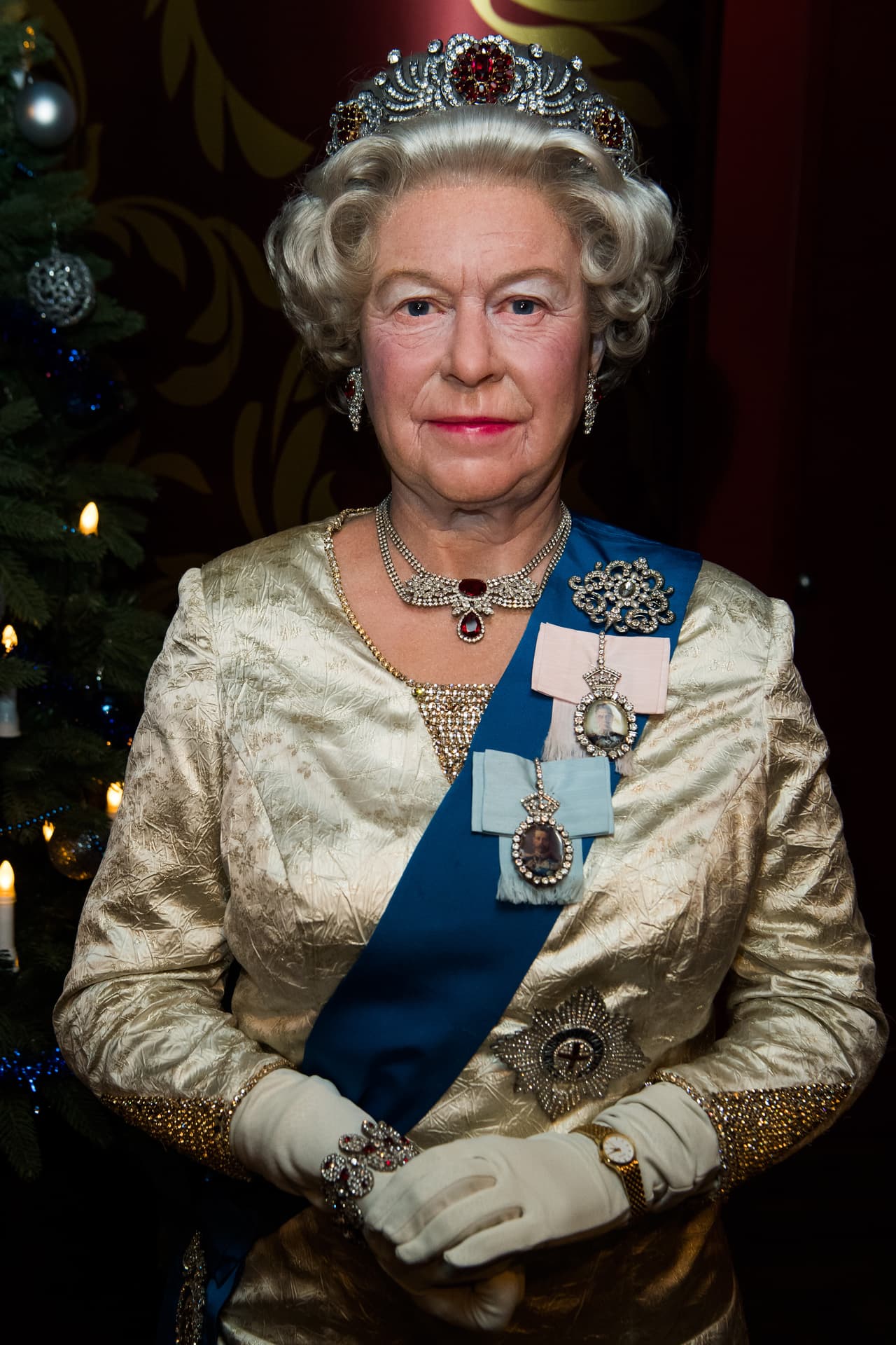 “Todos quieren complacer a la reina y pasar tiempo con ella, es la única ocasión en la cual pueden sentarse con ella y causarle una buena impresión”, afirmó.
<br>