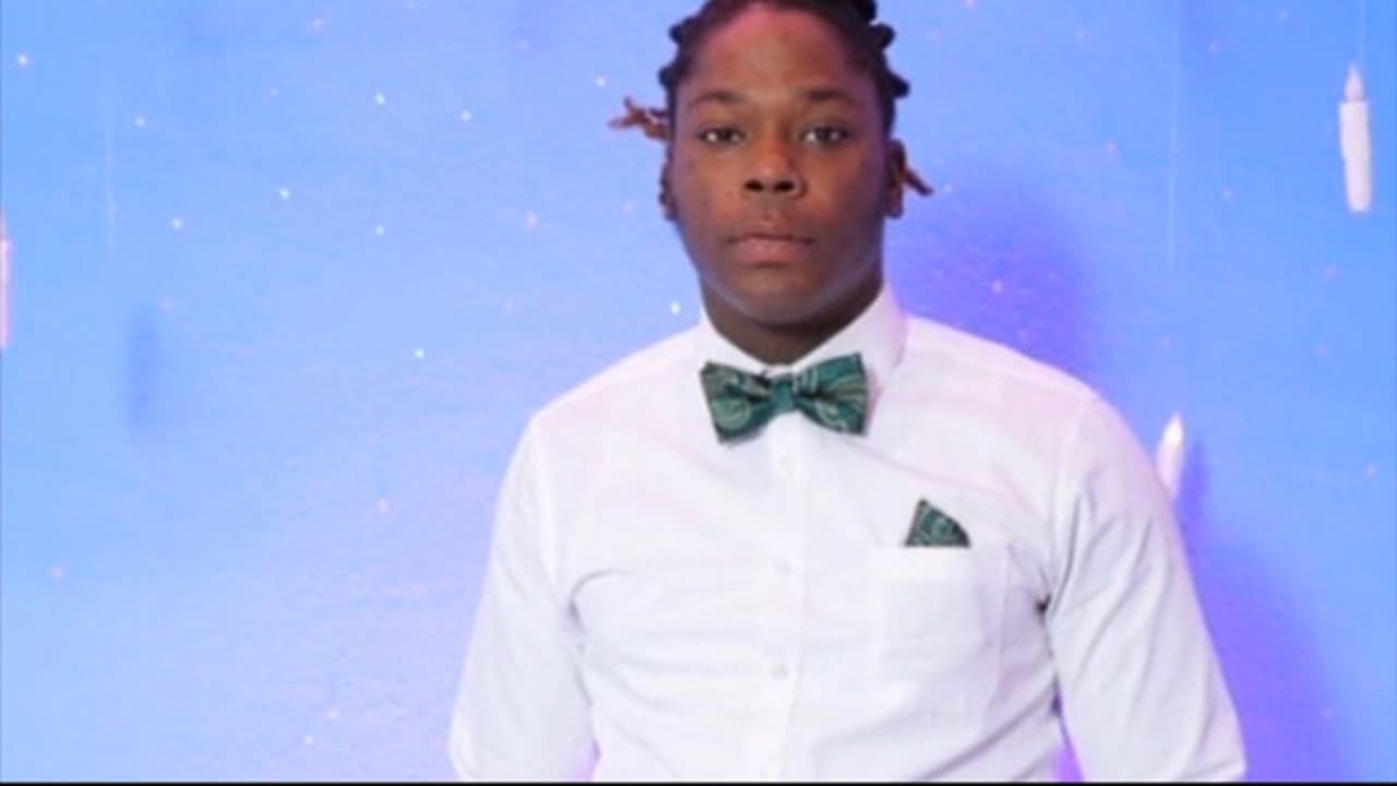 Walter Wallace, un hombre afroestadounidense, fue
<a href="https://www.univision.com/local/philadelphia-wuvp/caos-en-filadelfia-luego-del-asesinato-de-walter-wallace-video">visto en video </a>acercándose a los oficiales con un cuchillo en la mano y sus armas desenfundadas. Cuando Wallace desafió las órdenes de la policía de dejar caer su arma, los oficiales dispararon al menos
<b>14 rondas</b>, causando heridas mortales.
<br>