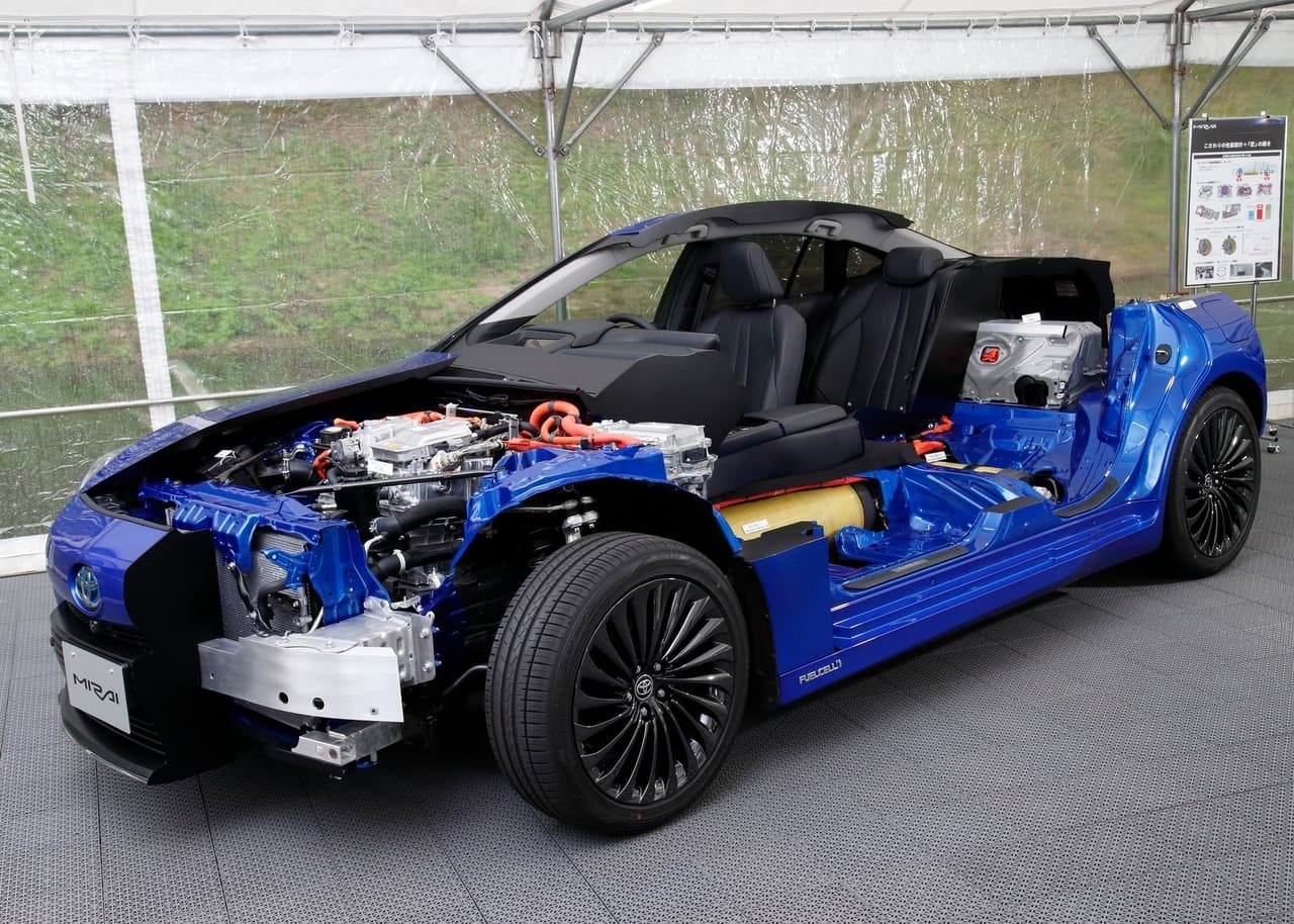 La nueva arquitectura también ha permitido que la celda de combustible de hidrógeno se mueva desde debajo del piso hasta el compartimiento delantero, lo que resulta en una distribución del peso perfecta (50:50).