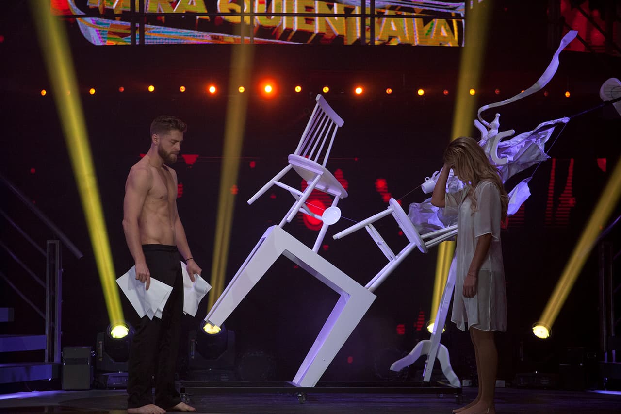 Para la segunda gala, Verónica Montes le tocó interpretar un baile contemporaneo teniendo como fondo 
<b>el tema 'Amigos no por favor' </b>de la cantante Yuridia.