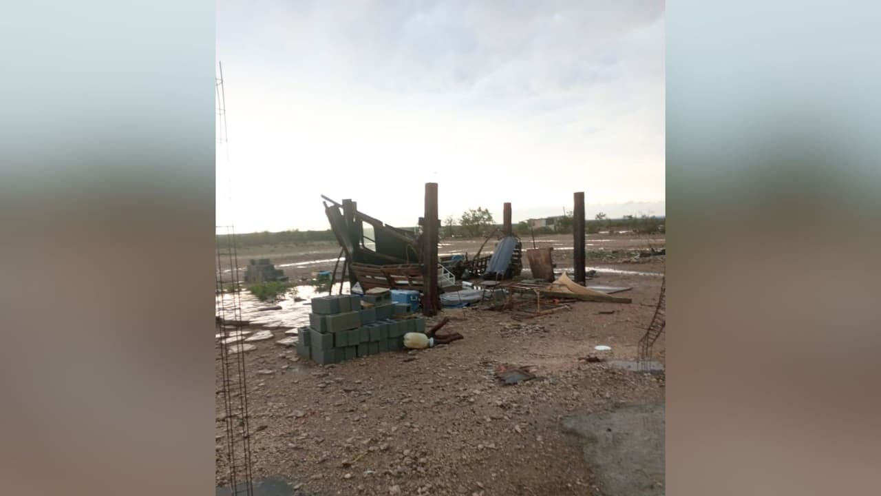 Las fotografías también muestran muebles rotos y apilados, árboles derribados y estructuras colapsadas. Residentes comenzaron a recorrer las calles y caminos de la comunidad para evaluar los daños causados por las tormentas severas.