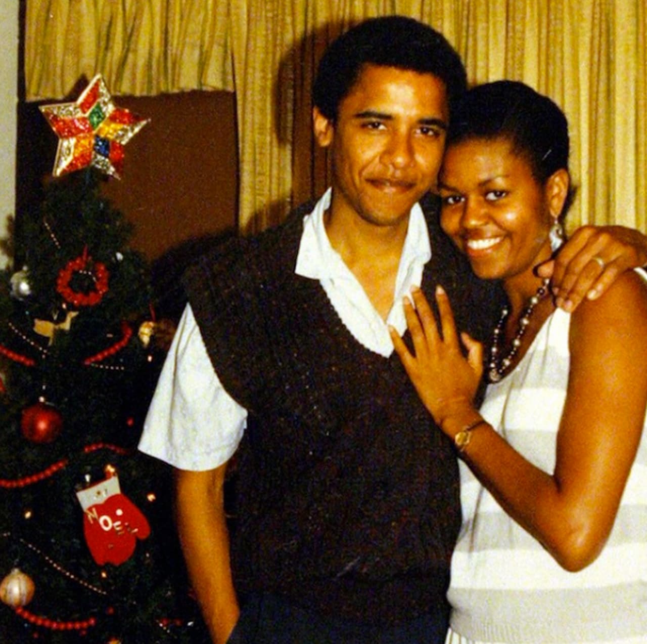 Con esa convicción de mostrarse cercanos, como gente corriente que podía inspirar a otros estadounidenses, Michelle Obama mantuvo la costumbre de compartir fotos viejas en su Instagram para celebrar el cumpleaños de su marido o la Navidad. Esta, en la que la pareja se ve aún muy joven, la compartió para las recientes celebraciones.
<br>
<i>@michelleobama Instagram</i>