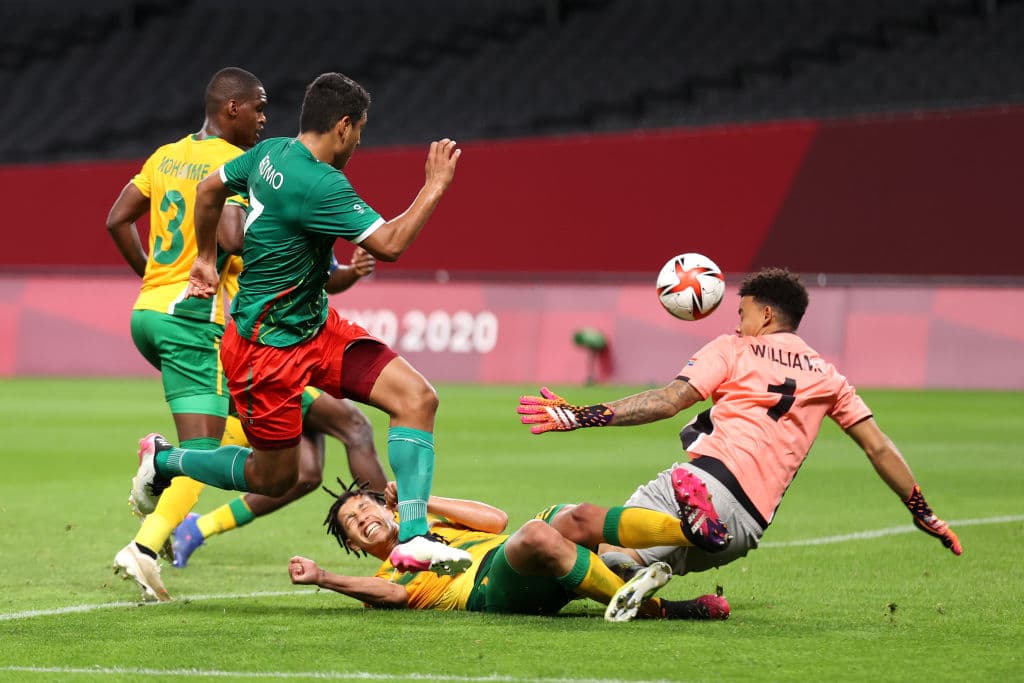 México lo logra y derrota a Sudáfrica 3-0 en el último partido de grupo y logra su calificación a Cuartos de Final en los Juegos Olímpicos de Tokyo 2020. Romo, Alexis Vega y Henry Martin fueron los encargados de darle la victoria al Tri con sus anotaciones. La escuadra tricolor enfrentará a República de Corea en la siguiente fase.