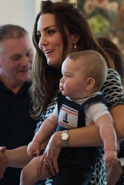 Algunos pueden pensar que habría sido más fácil realizar la visita oficial sin George, pero William y Kate siempre han dejado claro que lo más importante para ellos es su pequeño y por eso no lo dejarán de lado aunque tengan compromisos reales.
