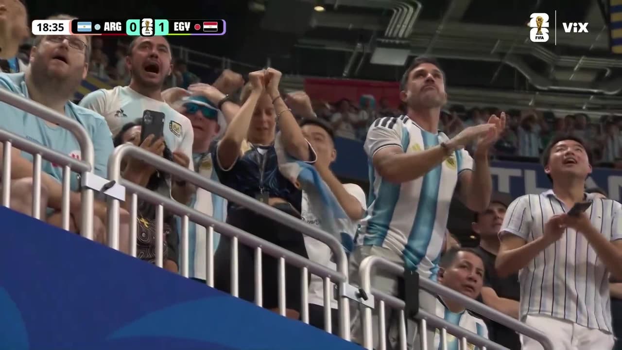 ¡Messi falla el penal! El arquero Mostafa se hace grande al atajar la pena máxima al astro argentino