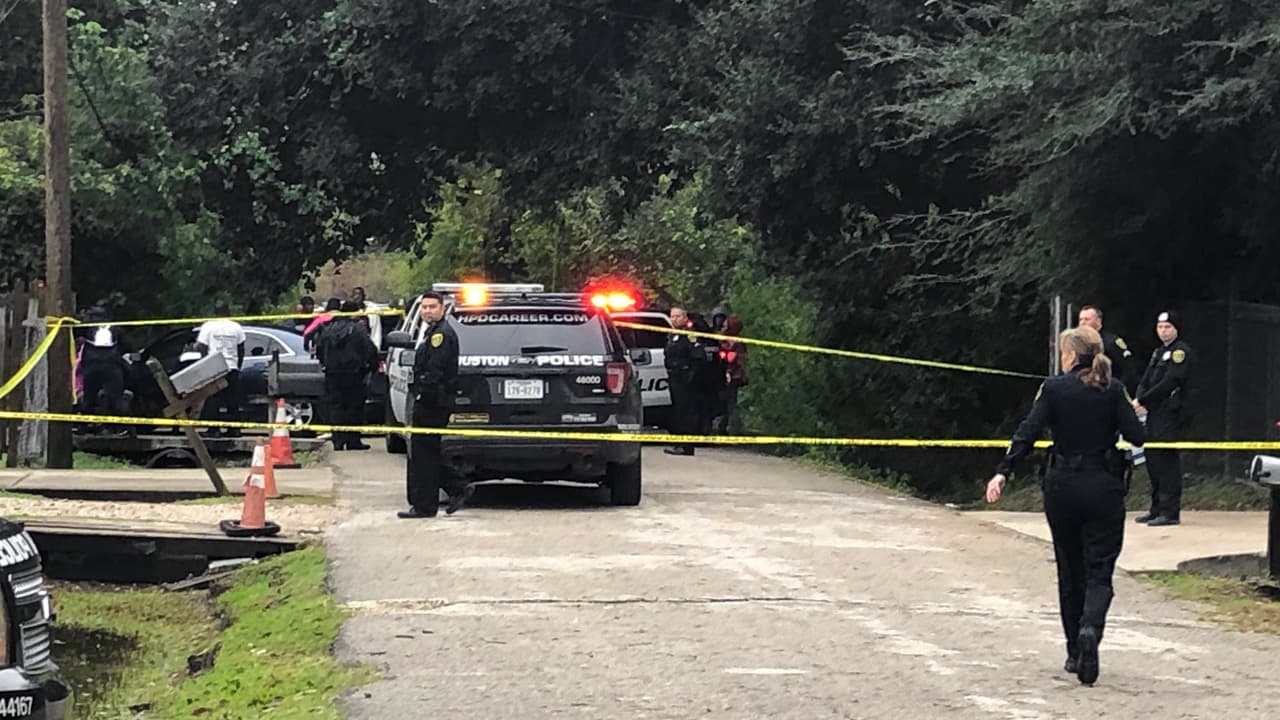 Policía reporta un muerto y un herido tras tiroteo al norte de Houston