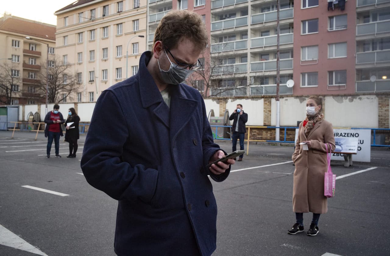 <b>República Checa.</b> Prohibió la entrada a los pasajeros de "países de alto riesgo" y sus ciudadanos no pueden visitar estos lugares. A partir del 14 de marzo se prohibió el transporte en autobús, tren y barco desde este país a Alemania y Austria.
