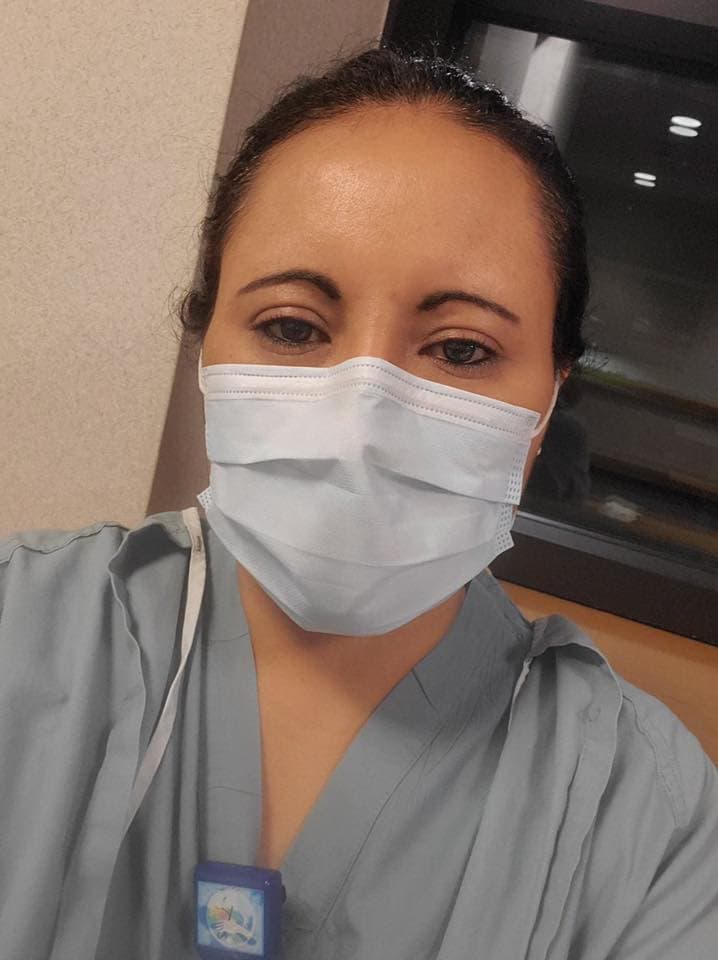 ¡Mil gracia Nora Liles! Ella es técnico anestesióloga y trabaja para el Hospital NorthShore, aunque ahorita ayuda a tomar medidas a todos empleados del hospital para las mascaras N95, a la vez que ayuda en el Departamento de Emergencias monitoriando a los pacientes que llegan con sintomas de el virus, o que han dado positivo y sus sintomas han empeorado. Está trabajando en estos días más de 16 horas. ¡Mil gracias por cuidarnos y ayudarnos!