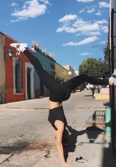 Se considera una mujer intépida y divertida, como se muestra aquí en las calles en Quéretaro, México.