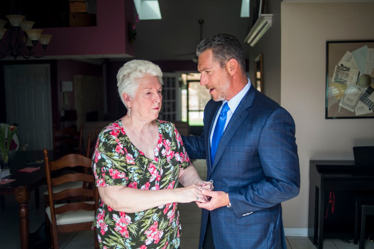 Andrew B. Yaffa, su abogado, le ayuda a moverse en su casa de Florida. Tyler demandó a la clínica que la dejó ciega tras someterse a un procedimiento con células madre no aprobado por la FDA.