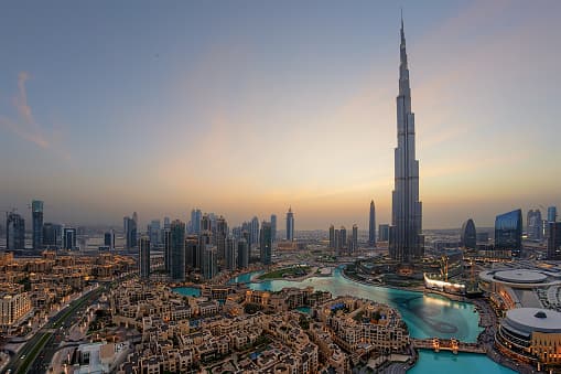 9.- 
<b>Dubai, Emiratos Árabes Unidos.- </b>Las nuevas tecnologías referentes a sustentabilidad y movilidad, así que como su innovación en arquitectura han hecho que esta importante ciudad de Asia tome un lugar en la lista de los mejores 10 lugares para visitar en 2020. Asimismo, la próxima apertura del Museo del Futuro, que expondrá un gabinete de maravillas de próxima generación en un edificio con forma de ojo adornado con caligrafía marca el inicio de una gran variedad de atractivos para los turistas. 
<br>