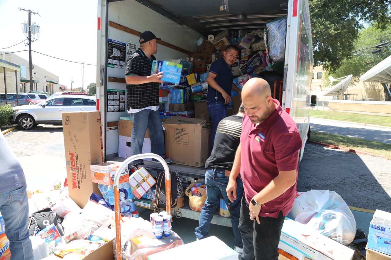 Así se cargo el camión con ayudas para los damnificados en Houston por radioescuchas y 'El Bueno, La Mala y El Feo'.