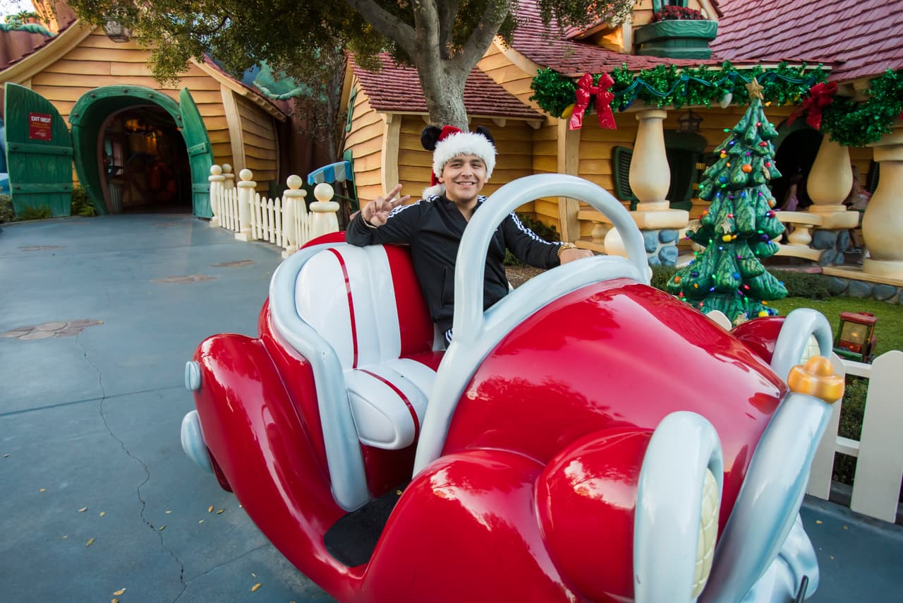 Nodal cerrará el año con una serie de presentaciones en Colima, México y en Midland y Amarillo, Texas, pero antes se fue a Disney, desde donde envió un saludo a sus seguidores.