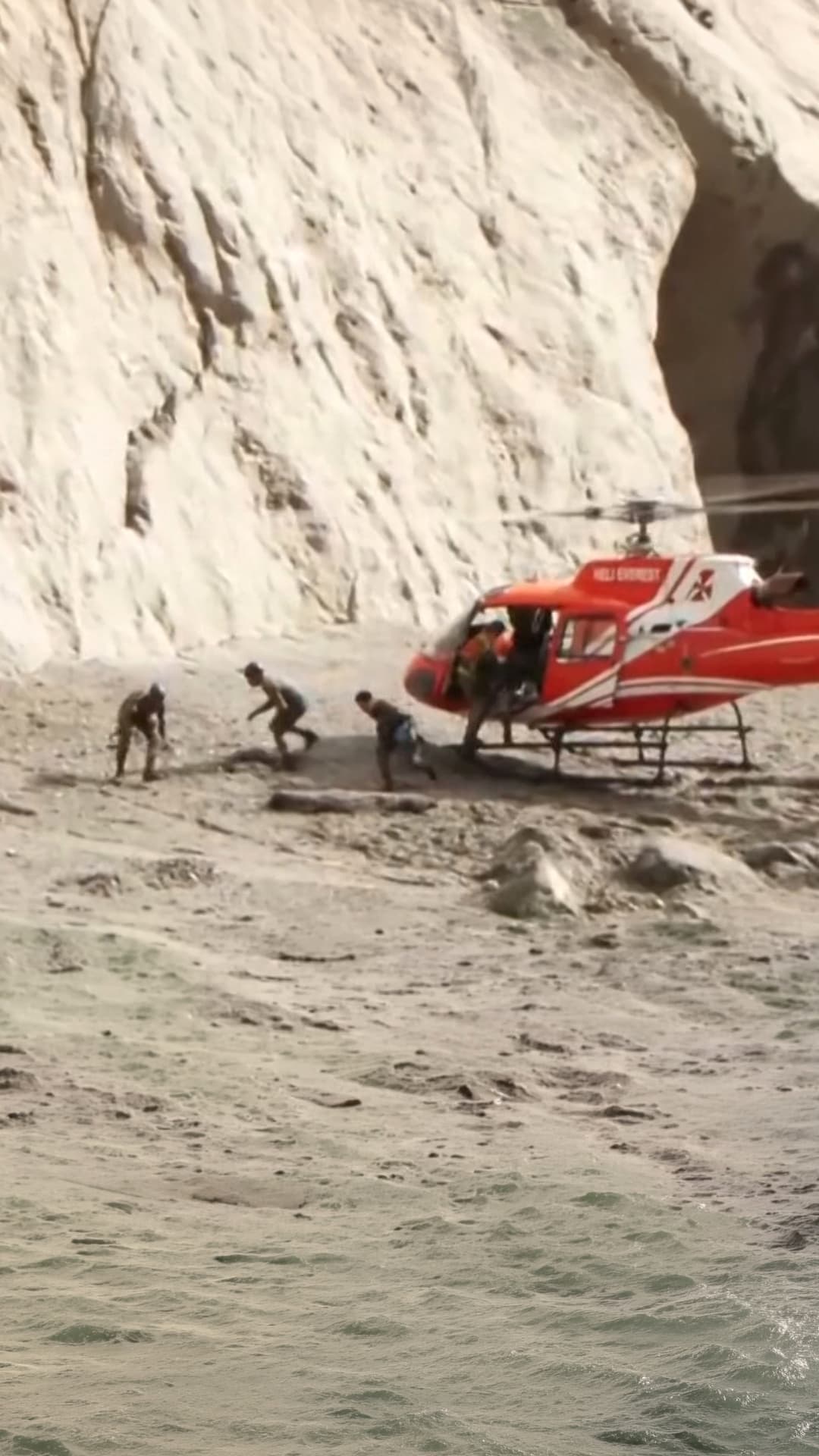 Buscan a 30 trabajadores atrapados en un túnel de Nepal