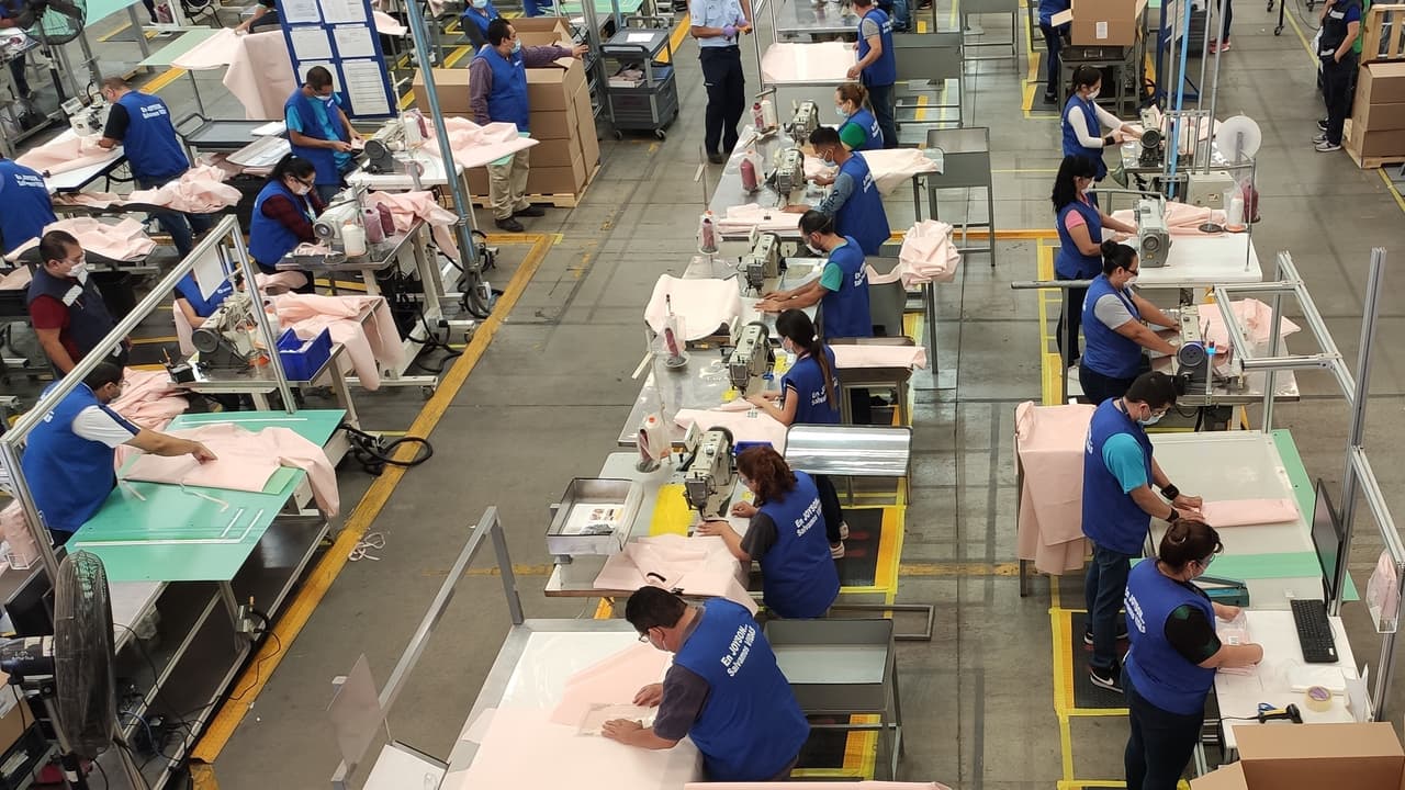 Trabajadores de Ford fabrican batas reutilizables con materiales de bolsas de aire.