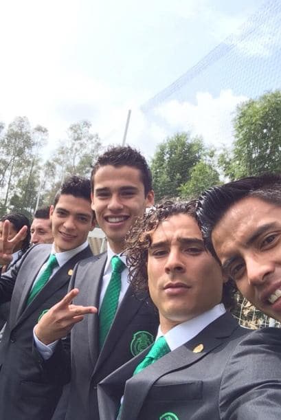 Una selfie de Memo Ochoa @yosoy8a ahora junto a Talavera, Reyes y Jiménez. Foto: Twitter