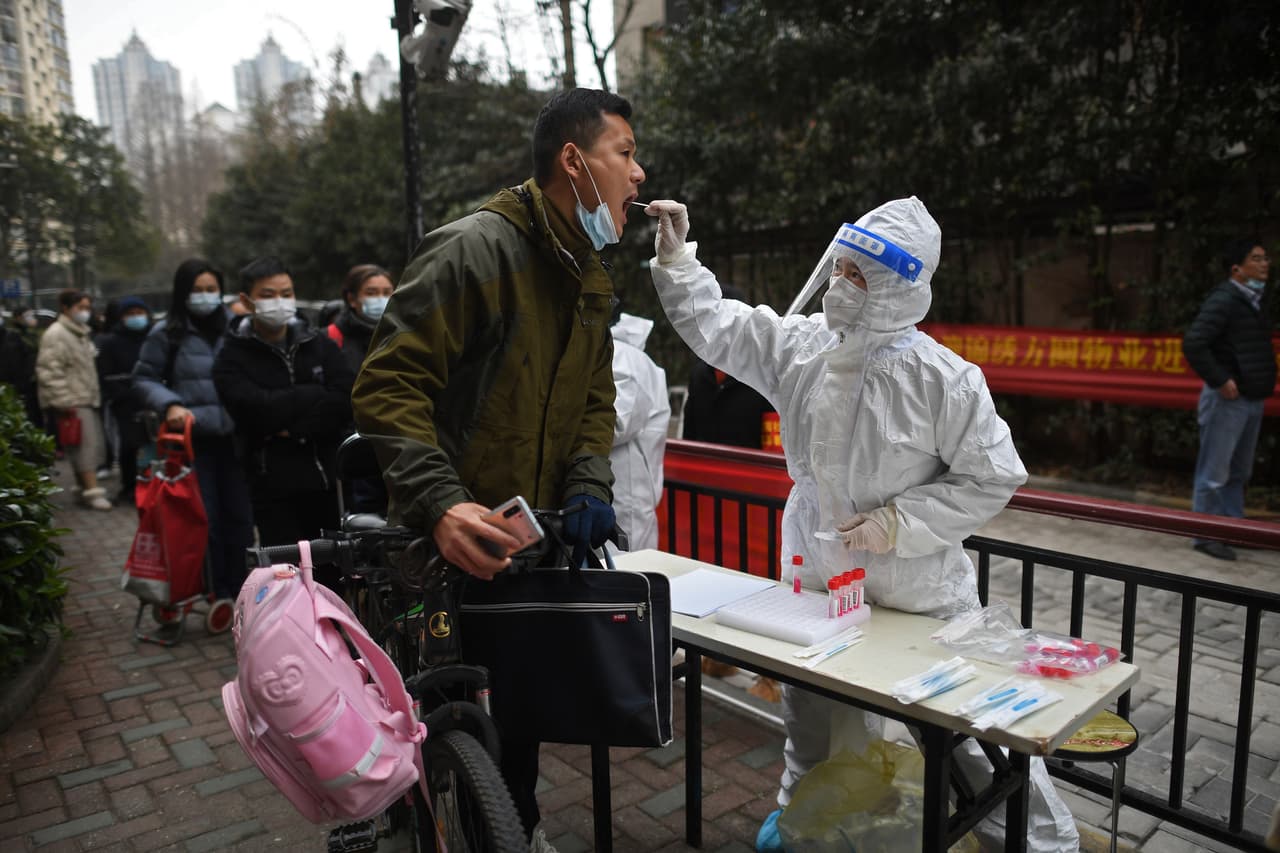 Un hombre se hace la prueba del coronavirus en Wuhan, China, el 22 de febrero del 2022.