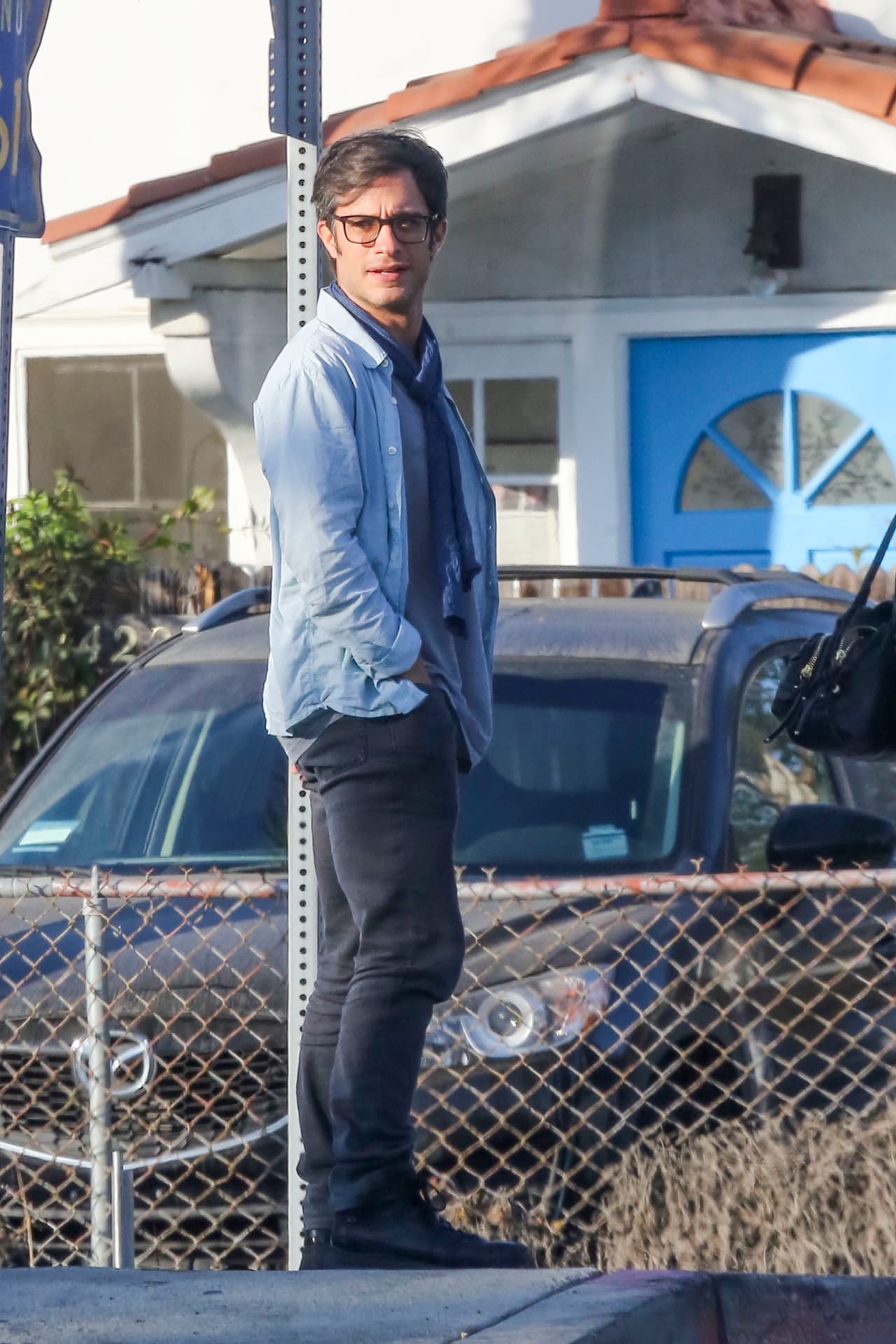 Esperó a que los paparazzi se alejaran.