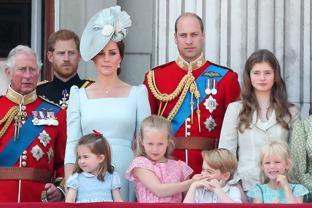 El príncipe George estaba tan emocionado que quiso entonar algunas de las estrofas por lo que su prima Savannah se apresuró a tarparle la boca, de acuerdo al sitio
<a href="http://https://us.hola.com/realeza/2018060913103/charlotte-george-cambridge-desfile-trooping-colour/"><b>Hola</b></a>
<a href="http://https://us.hola.com/realeza/2018060913103/charlotte-george-cambridge-desfile-trooping-colour/">.</a>