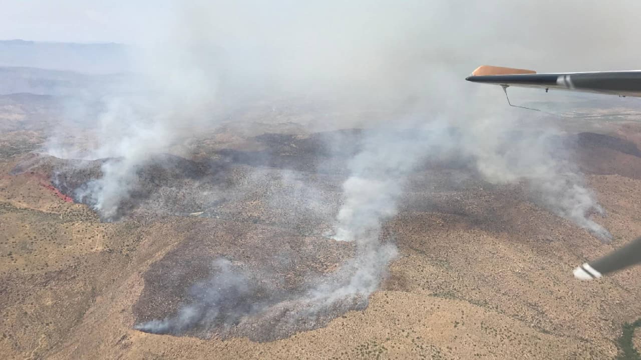 Incendio Salt crece a más de 10,000 acres cerca del lago Roosevelt