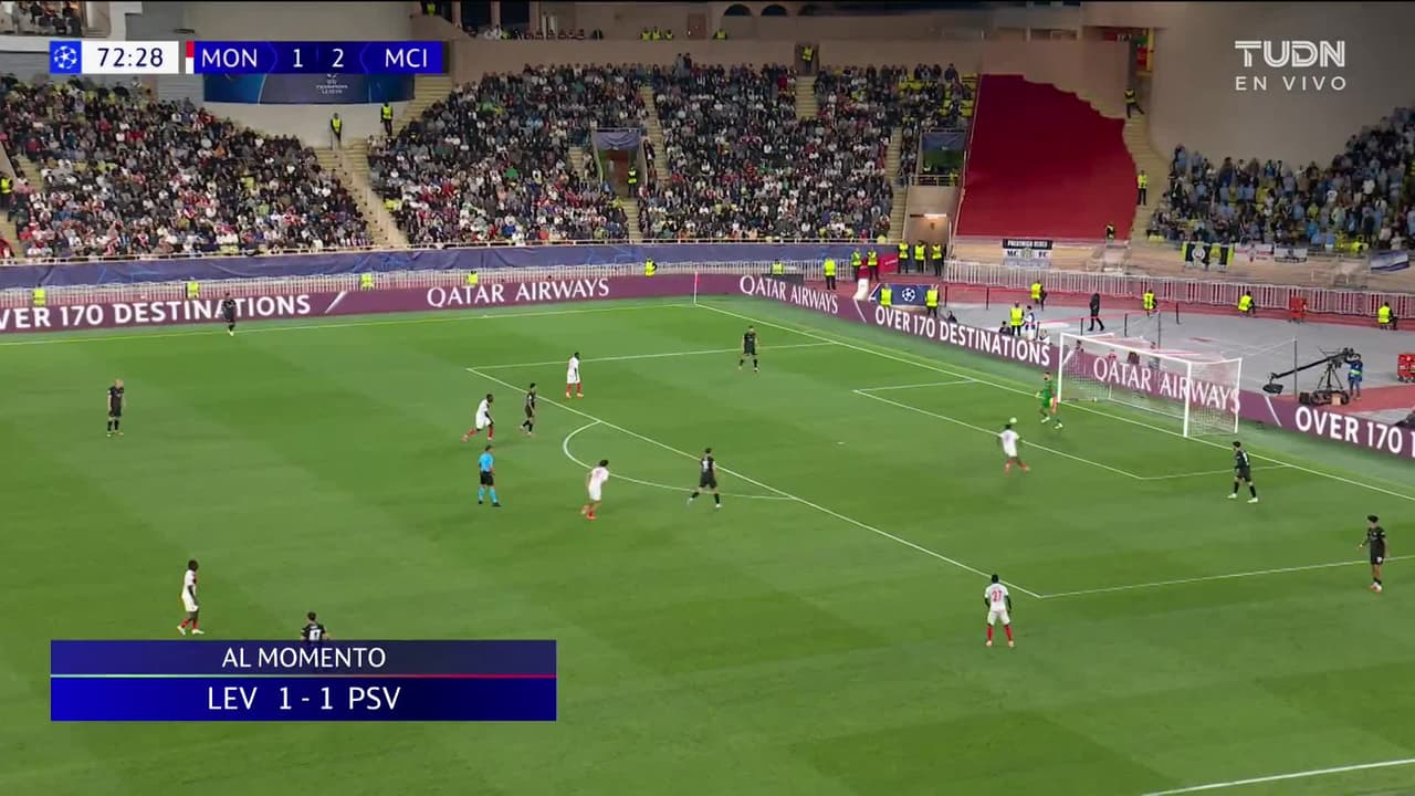 ¡CERCA! Tijjani Reijnders disparó que se estrella en el poste.