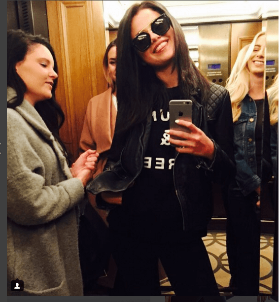 Además, nunca está sola en sus locuras, ya que sus amigas siempre la acompañan.