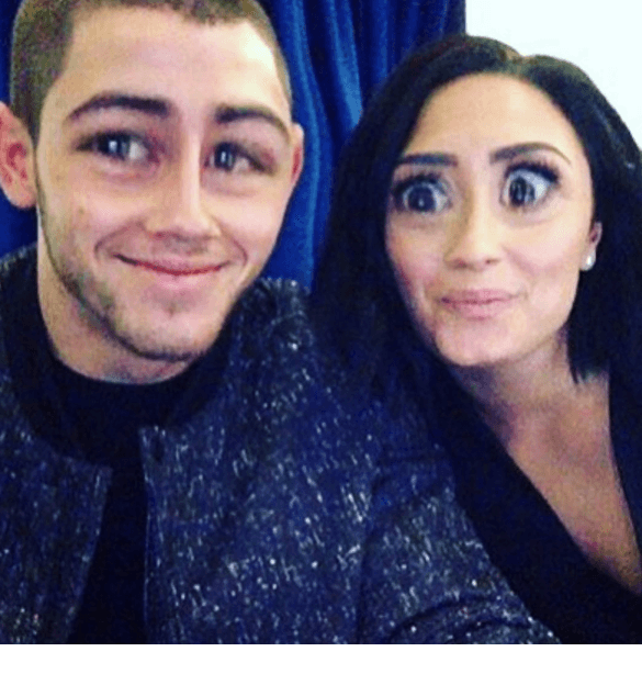 ¿Y por que no?, siempre hay tiempo para jugar con los efectos de su teléfono como en esta imagen en la que aparece con unos ojotes. ¡Para veeerte mejooor!