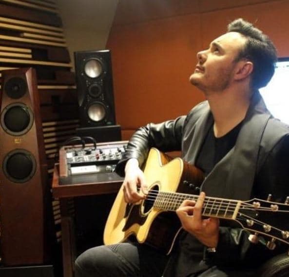 Además, aclaró que no quiere hablar más del tema porque tiene novia: "
<b>Ahorita ya tengo una relación</b> y nadie me prohíbe nada, ni ella, ni mi mánager, nadie", declaró sobre la razón por la cual ya no quiere mencionar a Sherlyn.
<br>